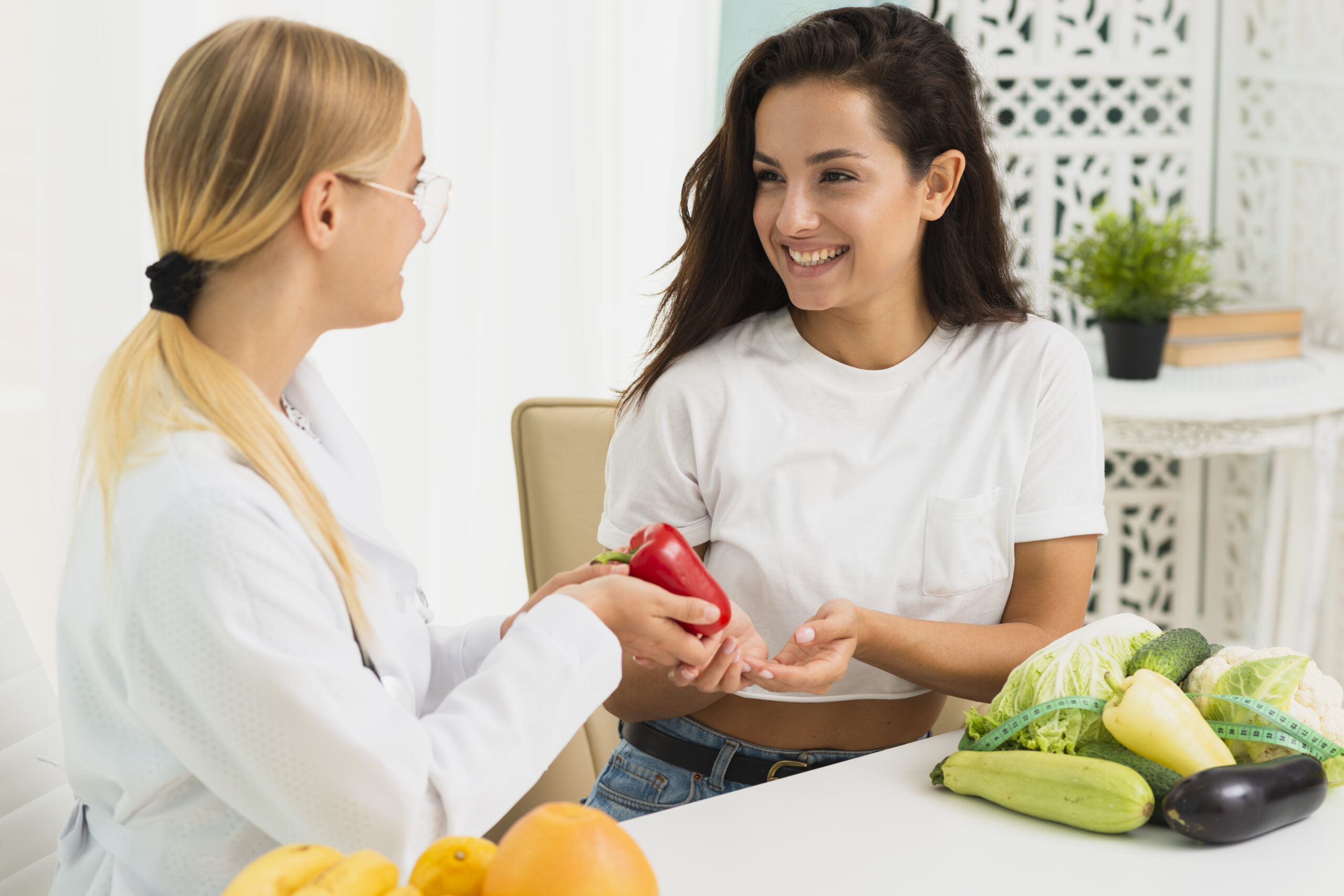 medium-shot-nutritionist-discussing-with-patient